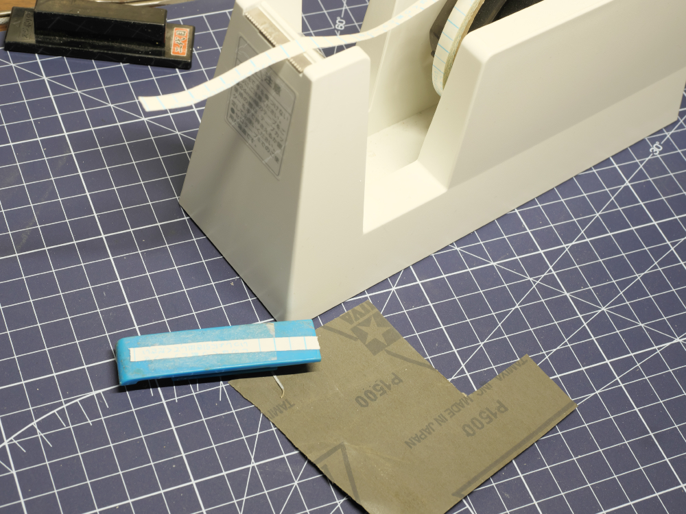 ヤスリに両面テープ